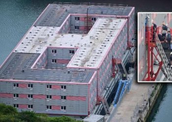 İngiltere Sıhhat Bakanı, sığınmacı gemisindeki bakteriden geç haberdar olduklarını söyledi