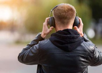 Uzun mühlet kulaklıkla müzik dinlemek işitme kaybına neden oluyor