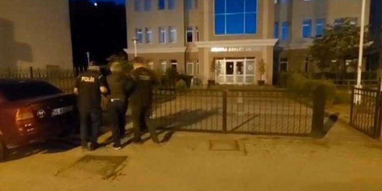 FETÖ firarisi eski binbaşı saklandığı meskende yakalandı