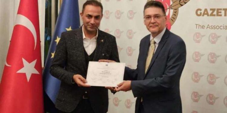Müellifimiz Murat Ağırel mükafatını tutuklu bulunan müellifimiz Barış Pehlivan’a adadı