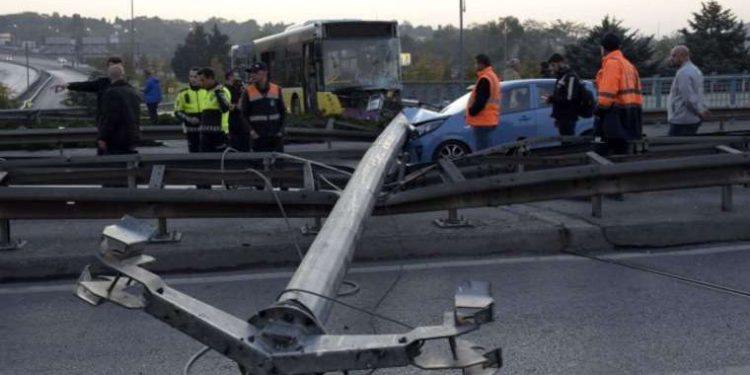 Bahçelievler’de İETT otobüsü aydınlatma direğine çarptı: Yol kapandı
