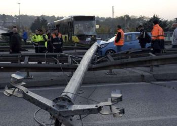 Bahçelievler’de İETT otobüsü aydınlatma direğine çarptı: Yol kapandı